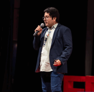 Edwar Montenegro em evento institucional