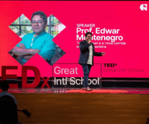 Prof. Dr. Edwar Montenegro no palco do TEDx 2025, na Great International School