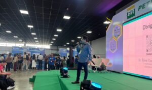 Edwar Montenegro em palestra no palco